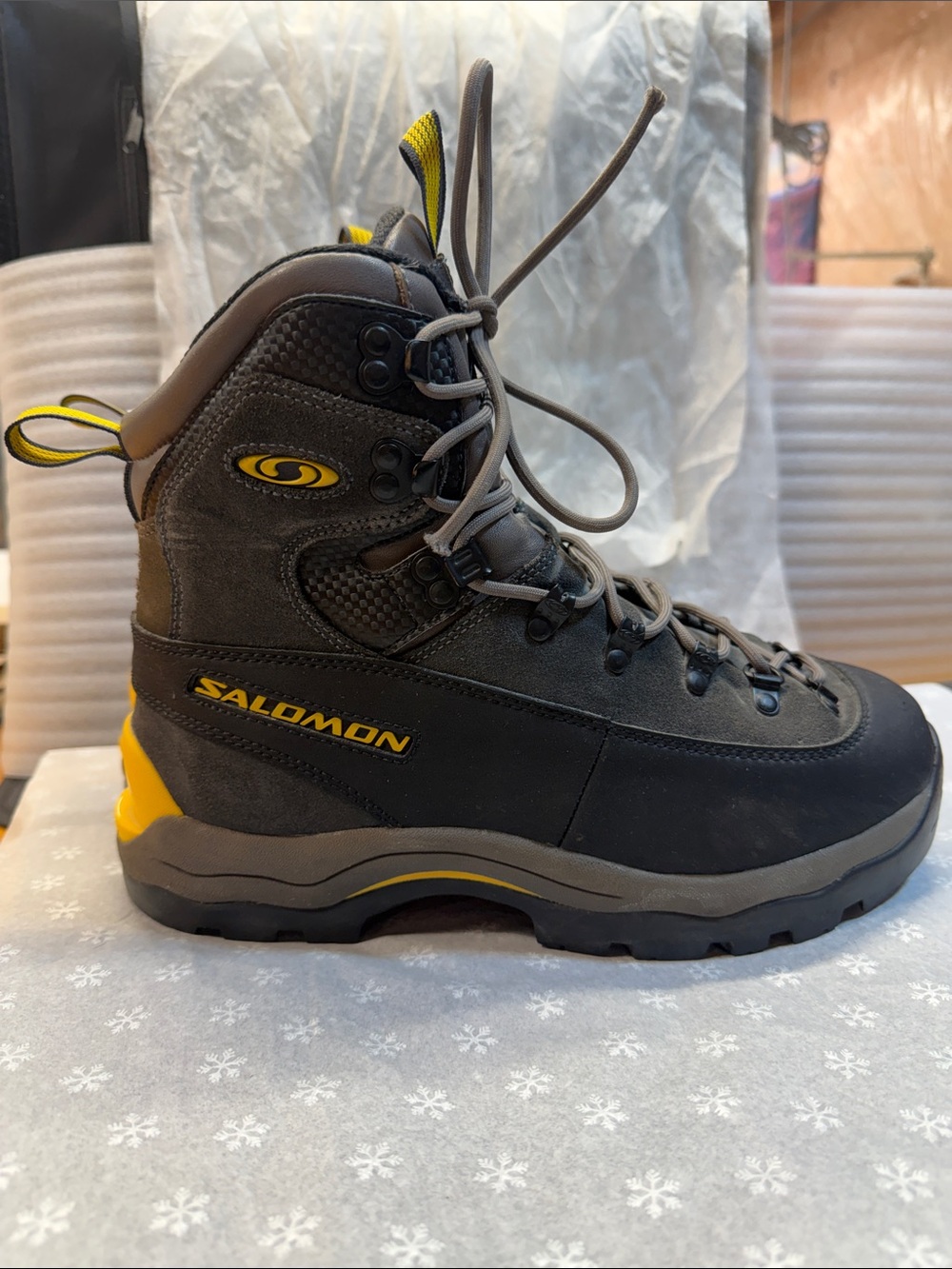 Salomon Hiking Boots • Size 9.5 • Very Good Condition • OrthoLite • Shown Wear